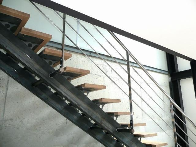 Escalier à double limon central acier/bois/inox