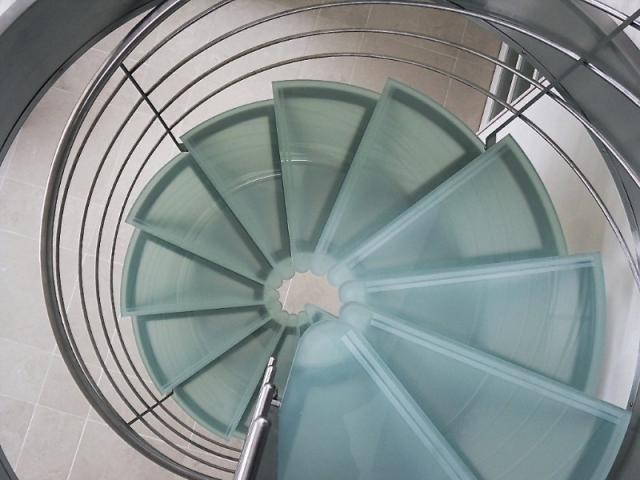 Escalier débillardé inox/verre