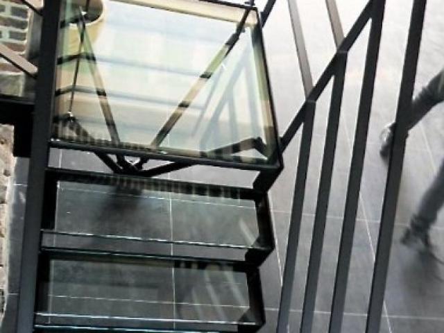 Escalier crémaillère en acier laqué/verre