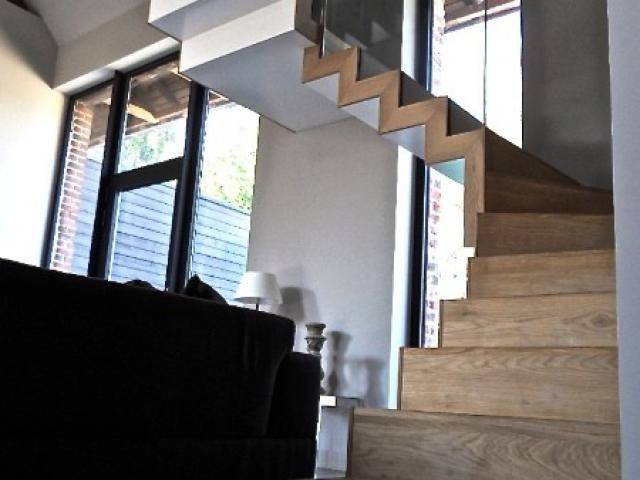 Escalier crémaillère en acier laqué/bois/verre