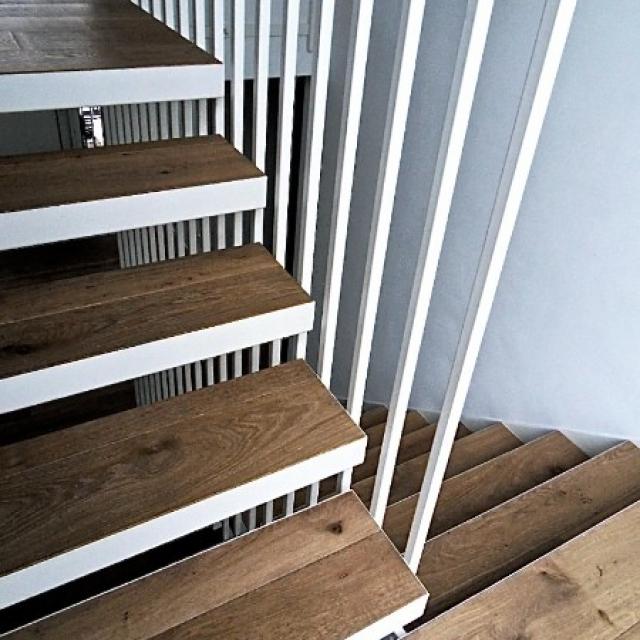 Escalier suspendu acier laqué/bois